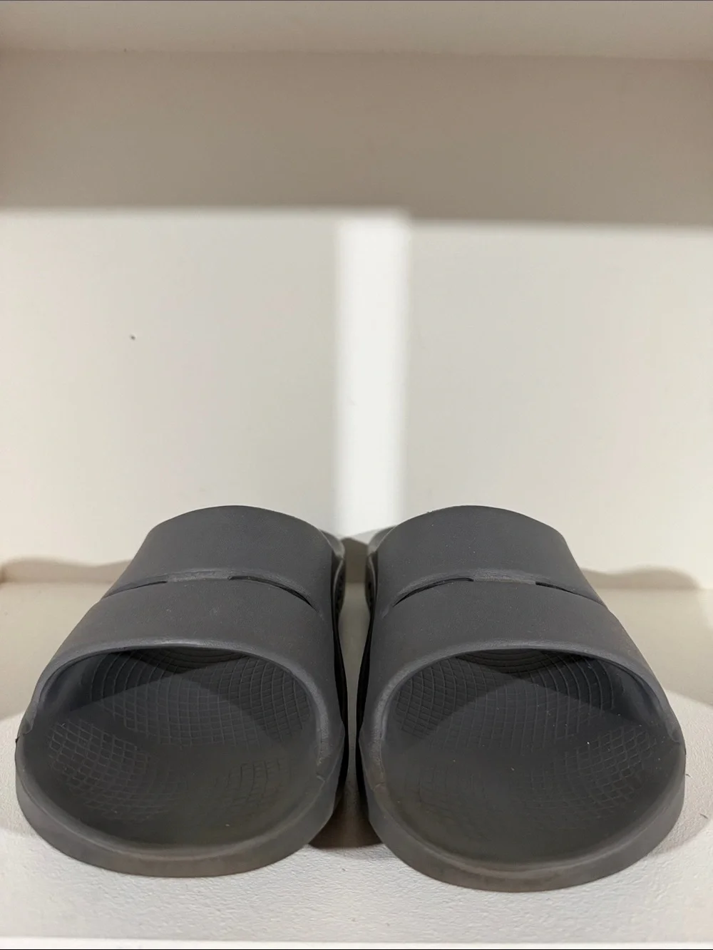 Oofos Ooahh Recovery Slides Grey Men’s Size 10 Women’s 11